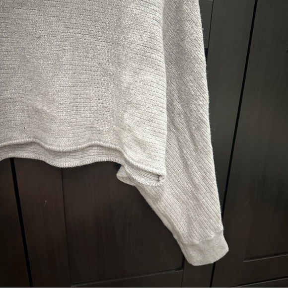 Aritzia Wilfred Free Naomi Cropped Wool Turtleneck Gray Sweater Size Medium - Picture 9 of 11